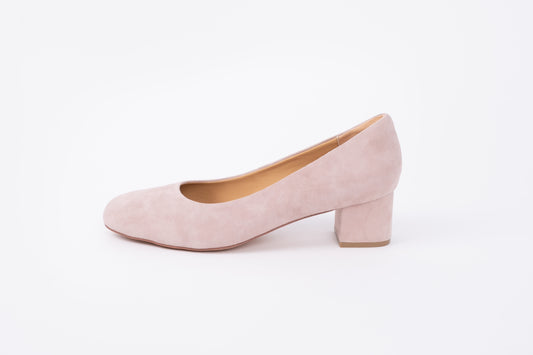 Side profile of Lily Courts in blush pink. Larger womens shoes in sizes 42-46