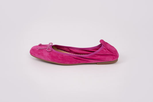 Side profile of Olivia Flat is Fuchsia pink. A womens shoe with comfort stretch-back in larger UK sizes 8-12