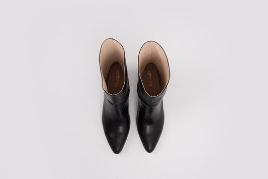 Aerial shot of black boot in lagrer womens sizes 42-46